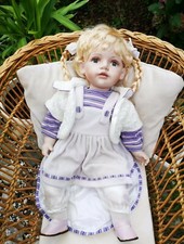 Poupée De Collection EVELYN'S DOLLS En Porcelaine Petite Fille Tenue D'origine