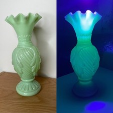 Ancien Vase opaline uranifère 22cm de couleur verte vintage glass