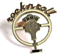 Pin's ROCK'N ROLL RADIO Micro Radio CBS Signé Démons & Merveilles Vintage # 5/17