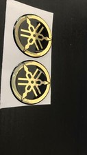 2 Adhésifs Résine 3D Ronds Yamaha Diapason pour Moto Et Scooter D.3,5mm Noir-Or