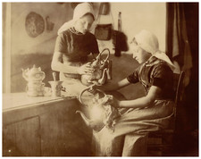 Frechon. Femmes nettoyant