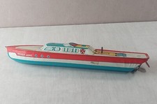 Ancien bateau, en tôle