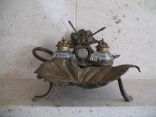 Ancien encrier art nouveau en bronze et cristal décor de feuillages signé AN