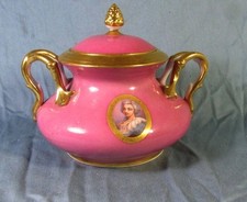 Grosse bonbonnière en porcelaine rose fuchsia  & or orné de 2 portraits de femme