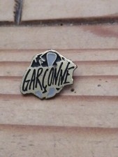 Pin's Pins Pin Enamel 2  Parfum Hygiène Beauté  "GARÇONNE" 