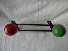 Petit porte manteau vintage en fer forgé boules en bois.