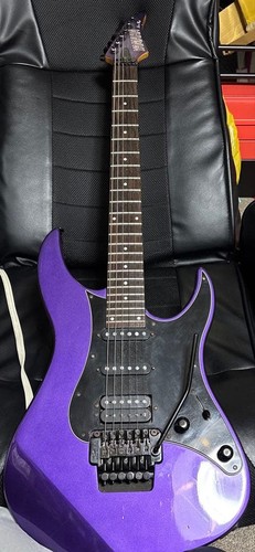 Guitare électrique violette