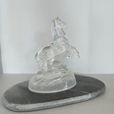 Statuette ou Presse-Papier en Cristal d'Arques - Cheval Cabré, socle opalescent