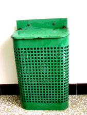 Corbeille  poubelle de jardin public vert années 60 en  fer  mural