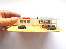 Décor Maquette Pola Station Service de Ville Esso Avec Pompes Et Voiture Réf 238