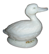 Boite à beurre en opaline blanche " Le Canard " Vallérystal Portieux - beurrier