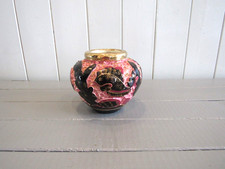 Vase rose et décor noir