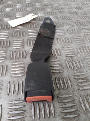 Attache ceinture arriere droit