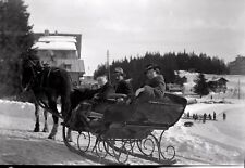 Portrait famille traîneau neige montagne   - Ancien négatif photo an. 1930