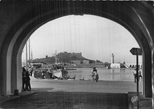 06-ANTIBES-LE PORT ET LE FORT