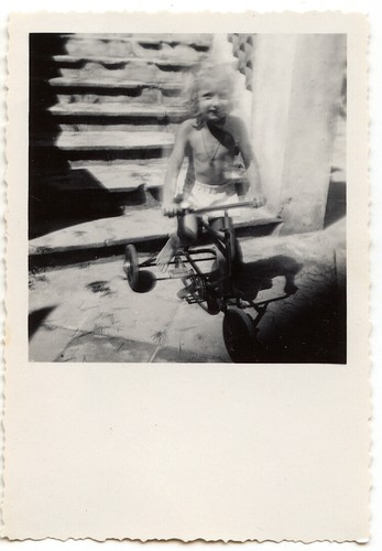 Enfant sur son - , tricycle