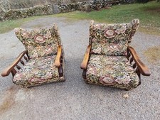 Paire de fauteuils en bois et tissu fleuri, anciens