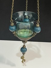 Lampe votive religieuse en verre bleu à suspendre – croix et laiton à bougie