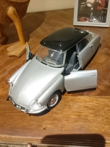 Voiture citroen ds 19 - 1/18,