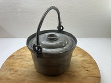 Ancien chaudron couvert en