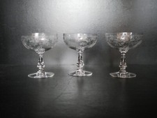 1 coupe à champagne cristal gavé Baccarat, Saint ST Louis, Val Lambert cerise