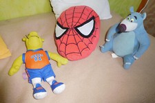 3 PELUCHES :  1 SHREK, 1 BALOO DU LIVRE DE LA JUNGLE ET 1 TÊTE DE SPIDERMAN