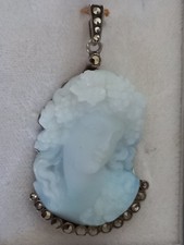 pendentif en argent et camée en relief verre opalescent
