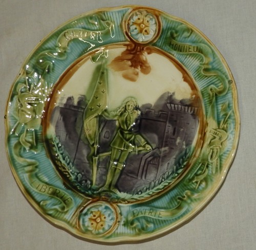 Assiette ancienne barbotine - assiette,