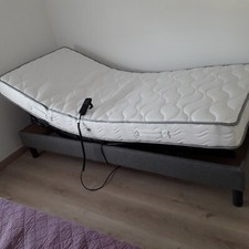 LIT ELECTRIQUE 1 PERS 90X200. Double inclinaison : bas/haut. Avec télécommande