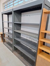 étagère métallique ancienne robuste, rouillés par endroit