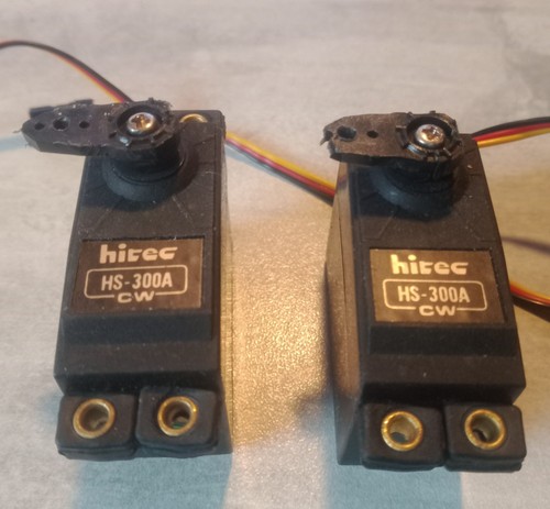 Lot servos hitec hs 300a - lot,