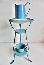 JOUET ANCIEN - MEUBLE DE TOILETTE EN FER PEINT 3 ACCESSOIRES - Ht 41 cm - POUPÉE