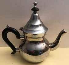 Théière argentée style arabe pour thé à la menthe