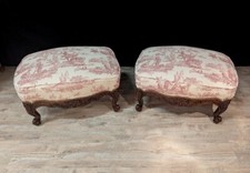 Paire de tabourets de style Louis XV en noyer