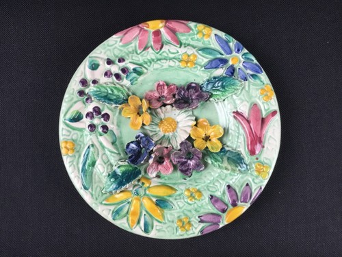 Assiette ancienne barbotine