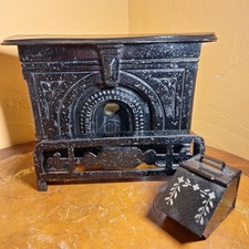 Poupée ancienne , maison, Une cheminée en fonte