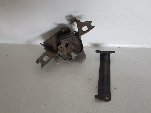 Système attache capot moteur