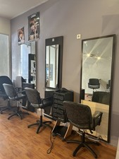 Meuble Pour Salon De Coiffure  3 Tablettes deux de La Marque BROSS, 5 Fauteuils