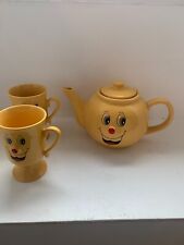 théière et deux mugs smiley