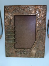 CADRE ANCIEN ASIATIQUE JAPONAIS EN BRONZE / LAITON AVEC DÉCOR TEMPLES ET MONT...