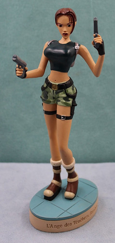 Figurine tomb raider - tomb,