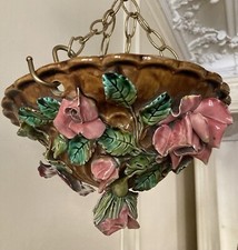 Suspension en Barbotine à décor de  composition florale , vers 1900