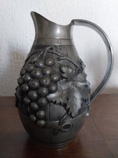 Petit pichet à vin en étain, d’époque Art Déco Signé