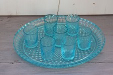 PLATEAU DE SERVICE ANCIEN EN VERRE MOULÉ BLEU et 7 verres bleus