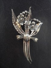 Lot de 2 broches Art Déco dont 1 plaquée or laminé muguet et pensées.