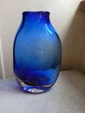Vase bleu en verre (ou