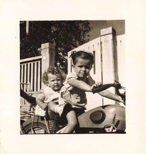 ANCIENNE PETITE PHOTOGRAPHIE DUO D'ENFANTS SUR UNE MOTO