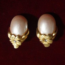Givenchy Paris paire de clips boucles d'oreille métal doré cabochon nacré 1980s