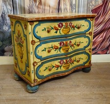 Commode peinte, galbée style