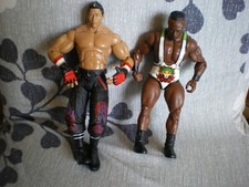 un lot de 2 figurines , catcheur 2005 et 2013 (n° 3)